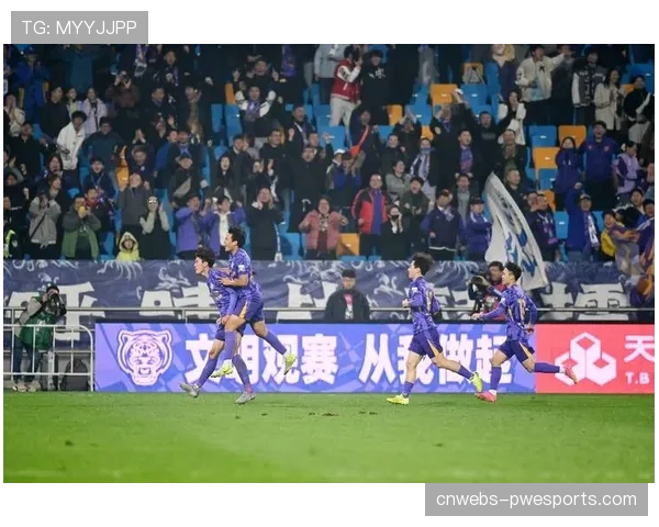 冲突瞬间:天津津门虎与浙江队球员因一次铲抢发生口角